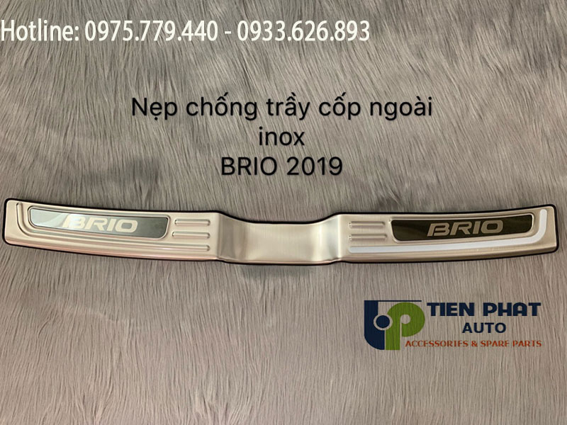 Nep-chong-tray-cho-xe-Brio-2019