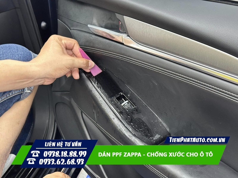 Các chi tiết bóng trong xe thường sẽ được lựa chọn dán PPF