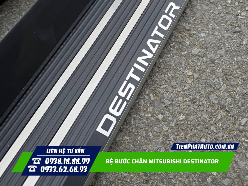 Trên bề mặt bệ được khắc CNC tên xe giúp tăng tính nhận diện và thẩm mỹ