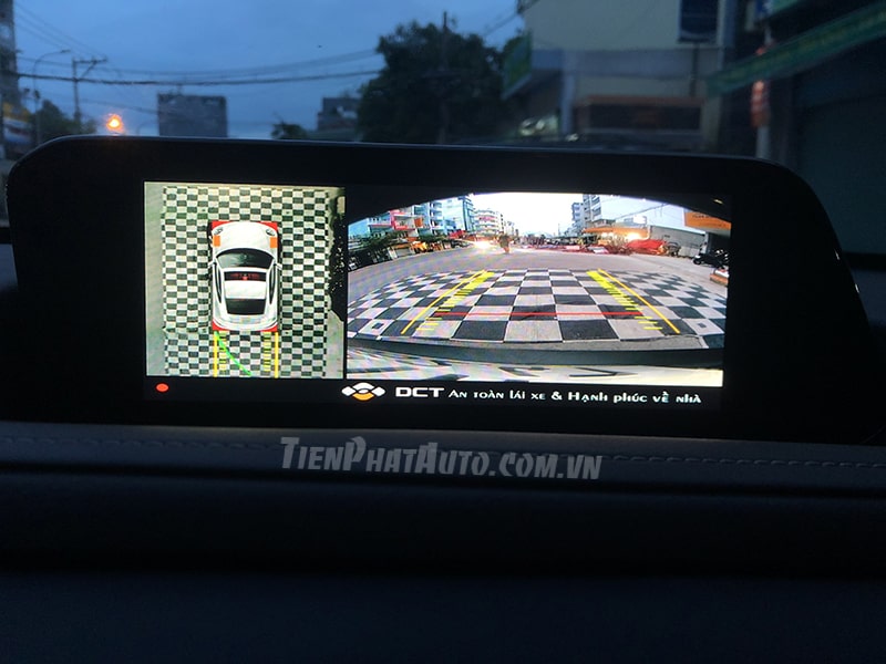 Màn hình hiển thị camera phía sau xe kèm vạch đánh lái theo vô lăng