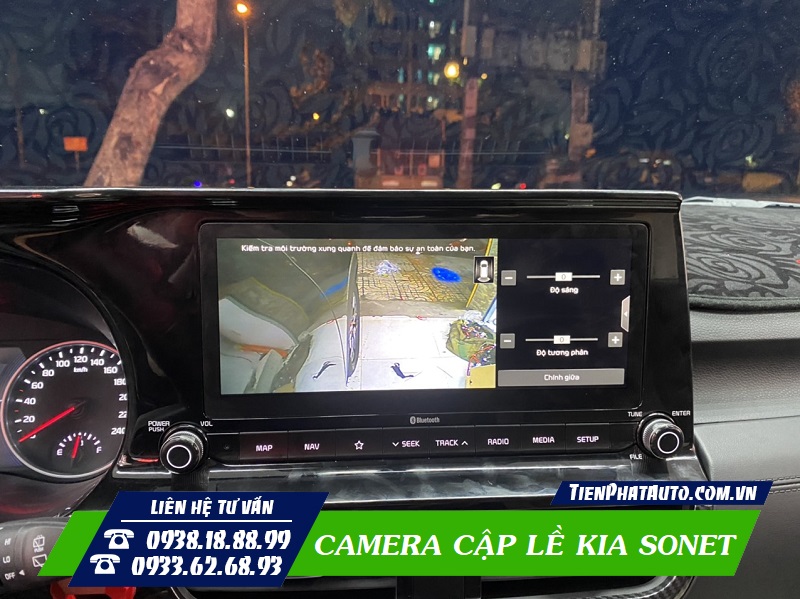 Camera lề hỗ trợ bạn có thể dễ dàng lùi đỗ xe một cách an toàn