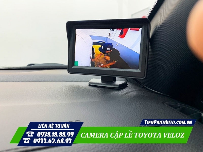 Camera cập lề Toyota Veloz giúp quan sát bên hông xe rõ nét