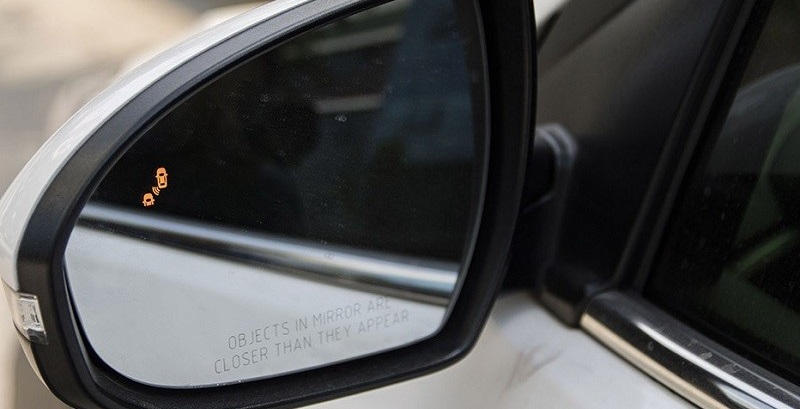 Cảnh báo điểm mù giúp cảnh báo phương tiện ở khu vực điểm mù của xe