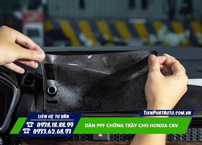 Hình ảnh thi công dán PPF nội thất cho Honda CRV vị trí màn hình