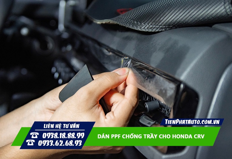 Hình ảnh thi công dán PPF nội thất cho Honda CRV vị trí taplo xe