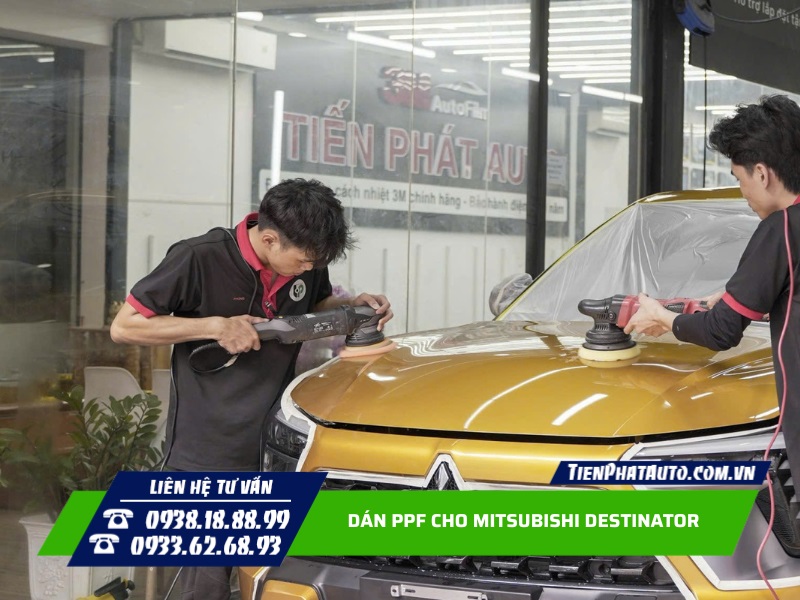 Trước khi thi công dán PPF cho xe sẽ được đánh bóng bề mặt sơn xe Trước khi thi công dán PPF cho xe sẽ được đánh bóng bề mặt sơn xe