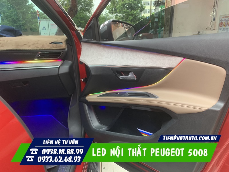 Hình ảnh vị trí đèn LED nội thất Peugeot 5008 được lắp trên taplo và cửa xe