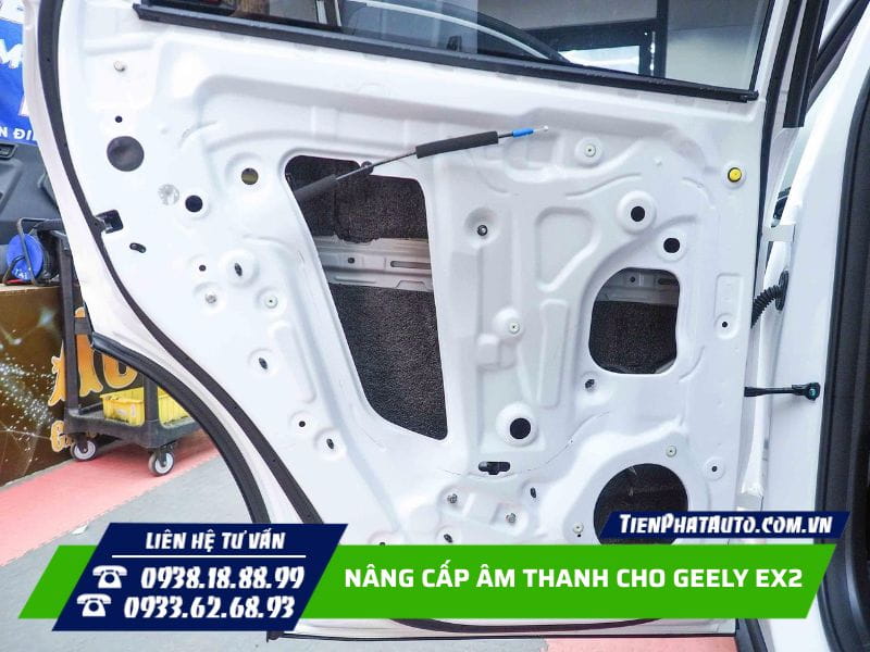 thi công tiêu âm loa cửa sau Geely EX2 thi công tiêu âm loa cửa sau Geely EX2
