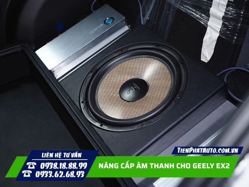 Sub hơi Focal được lắp ở vị trí trung tâm phía sau cốp Sub hơi Focal được lắp ở vị trí trung tâm phía sau cốp