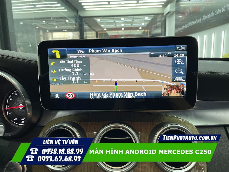 Màn hình Android Mercedes C250 tích hợp chỉ đường và cảnh báo giao thông