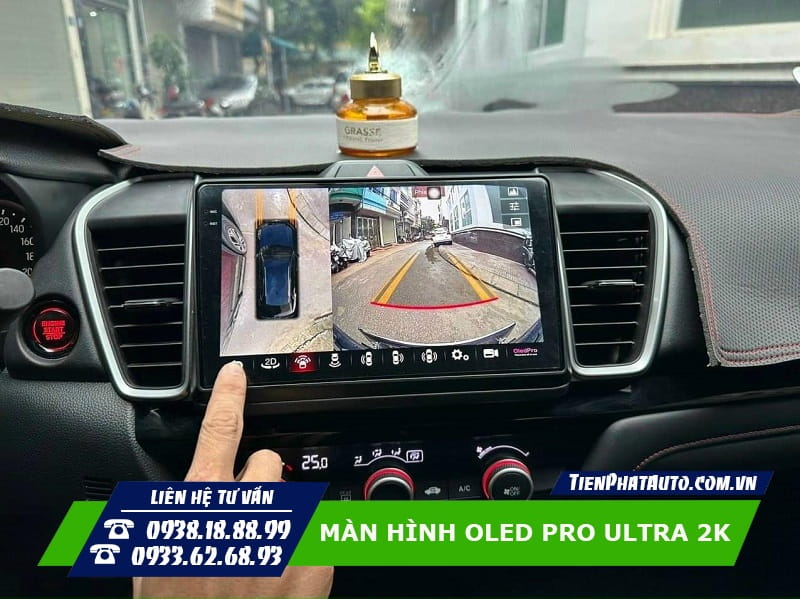 Màn hình OLED Pro Ultra 2K giúp quan sát toàn cảnh xung quanh xe