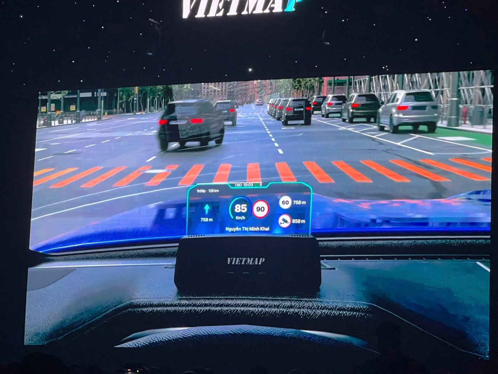 Màn hình được kết nối với Vietmap Live giúp tài xế lái xe an toàn